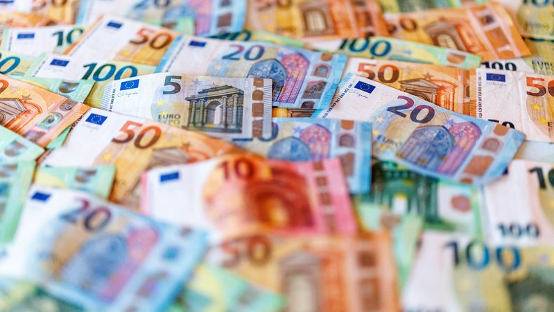 Geldscheine auf einem Tisch (Symbolbild). | Bild: picture alliance / dpa | Matthias Balk Geldscheine auf einem Tisch (Symbolbild).