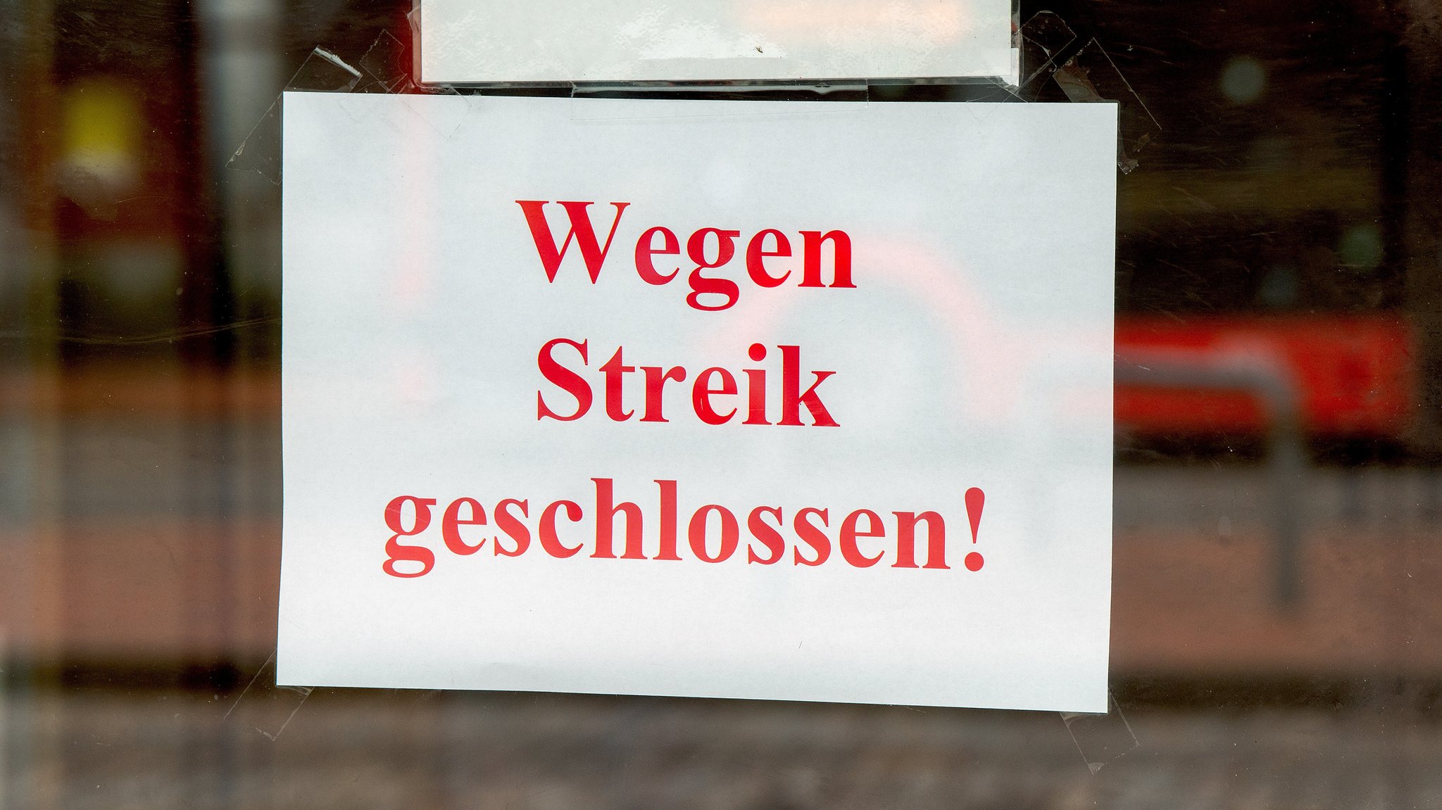 Symbolbild: Ein Schild weist auf eine geschlossene Behörde hin.