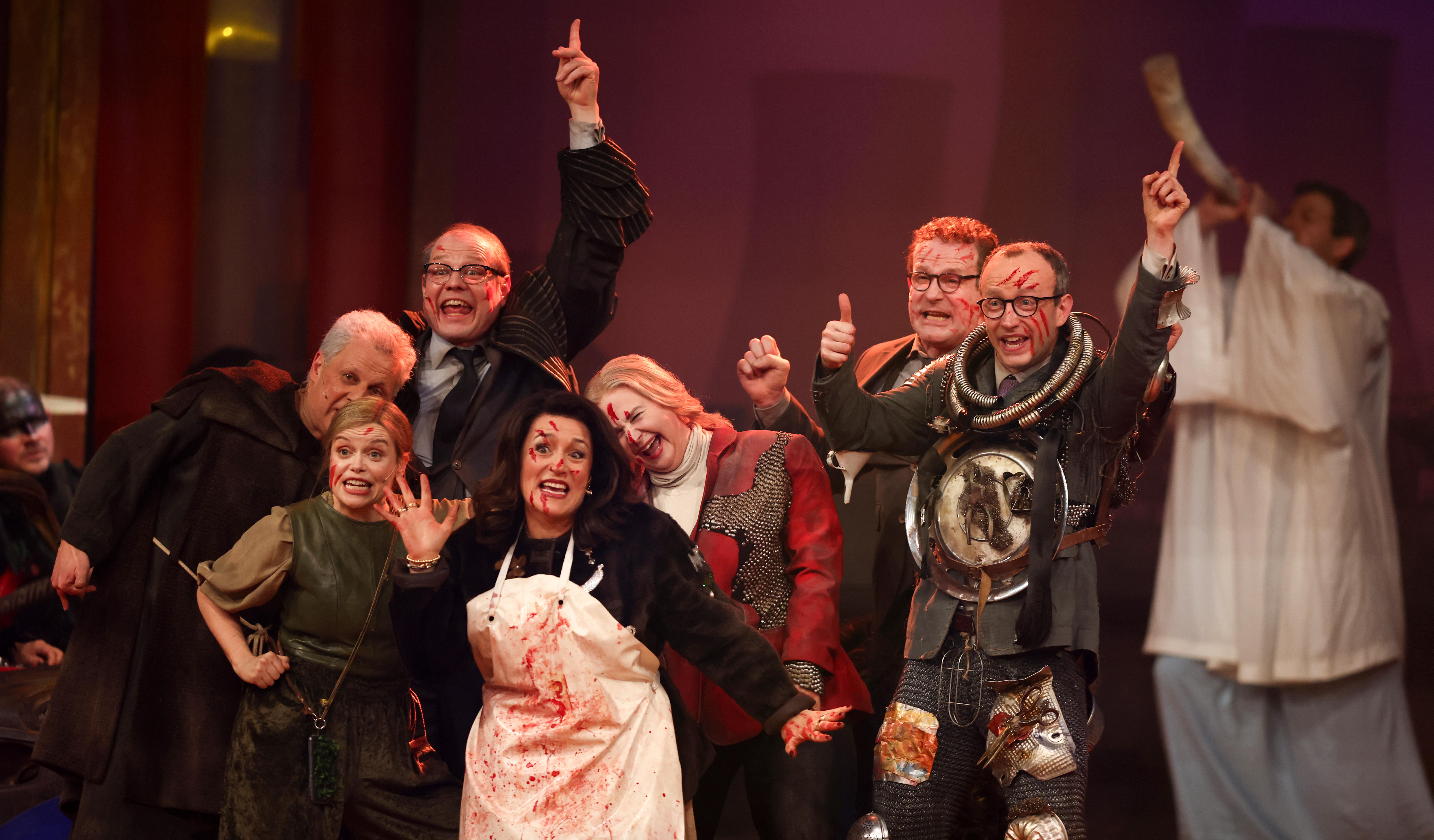 Von links:
Dieter Reiter (Gerhard Wittmann) 
Friedrich Merz (David Zimmerschied) 
Hubert Aiwanger (Stefan Murr) 
Katharina Schulze (Sina Reiß) 
Markus Söder (Thomas Unger) 
Wowo Habdank (Alexander Dobrindt)
Michaela Kaniber (Judith Toth)
Bärbel Bas (Nikola Norgauer) 
Jens Spahn (Thomas Limpinsel)
im Singspiel 2026.