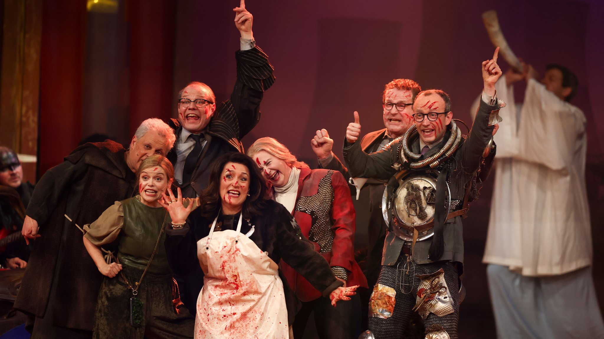 Von links:
Dieter Reiter (Gerhard Wittmann) 
Friedrich Merz (David Zimmerschied) 
Hubert Aiwanger (Stefan Murr) 
Katharina Schulze (Sina Reiß) 
Markus Söder (Thomas Unger) 
Wowo Habdank (Alexander Dobrindt)
Michaela Kaniber (Judith Toth)
Bärbel Bas (Nikola Norgauer) 
Jens Spahn (Thomas Limpinsel)
im Singspiel 2026.