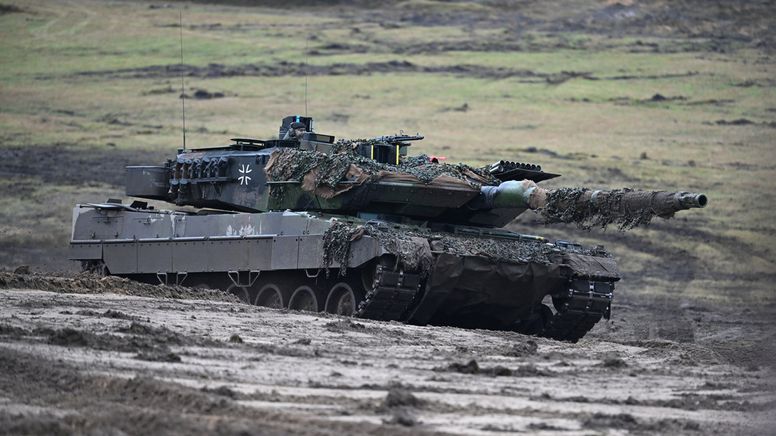 Ein Leopard 2A6 fährt bei einer Präsentation über den Truppenübungsplatz. | Bild:dpa-Bildfunk/Federico Gambarini