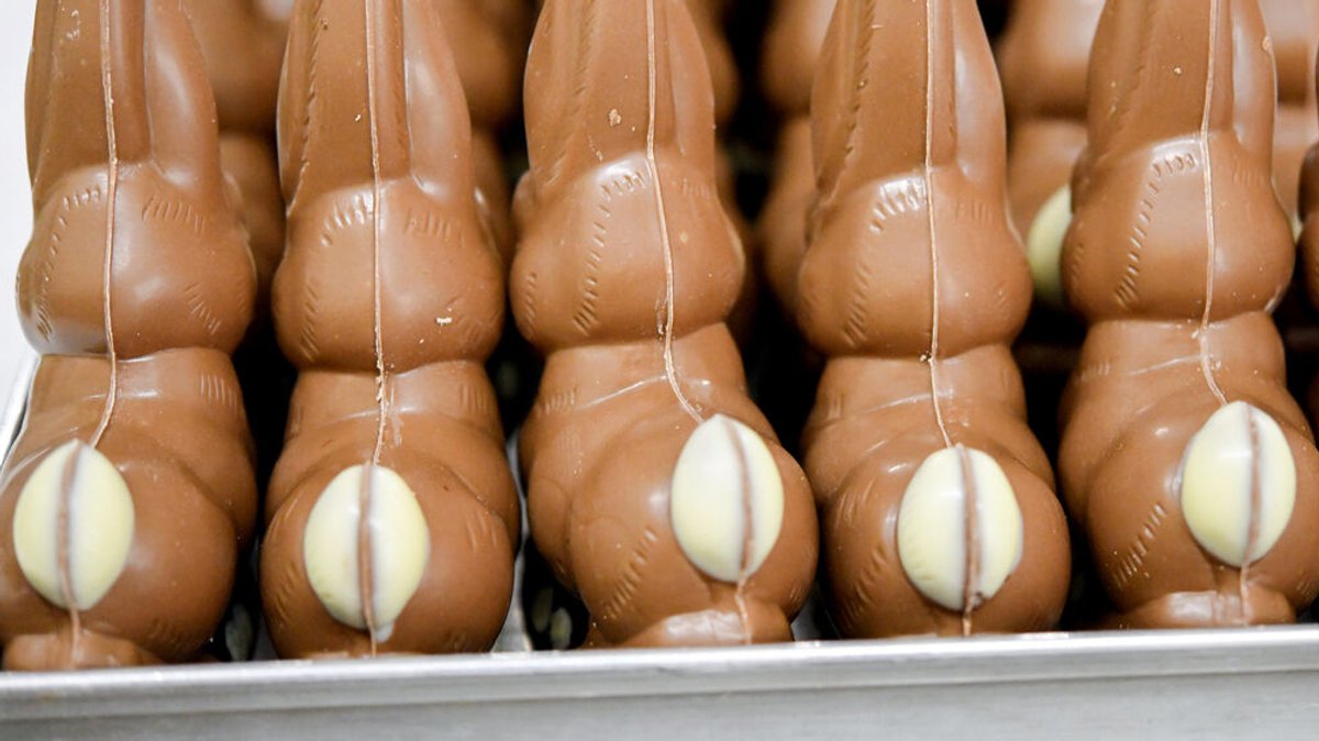 Viele Schokoladenosterhasen stehen in einer Confiserie (Archivbild)