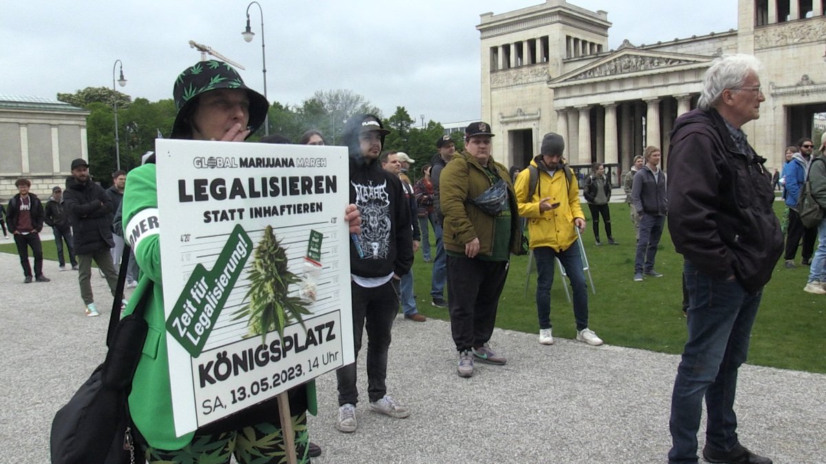 "Wir sind hier, wir sind high": Demo für Cannabis-Freigabe