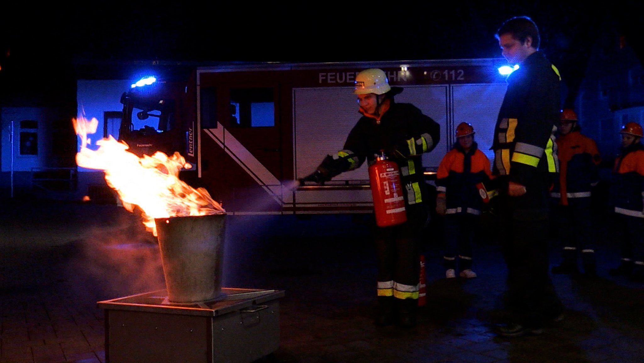 An Silvester werden wieder die Böller und Raketen ausgepackt und die Nacht wird bunt und laut - und oft chaotisch und gefährlich. Wir haben von einer ganz speziellen Feuerwehr die besten Tipps: So lassen Sie's richtig krachen...