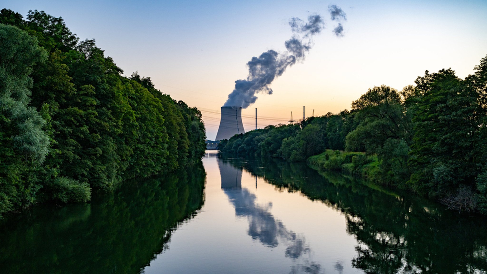 Wasserdampf steigt aus dem Kühlturm des Atomkraftwerks Isar 2.