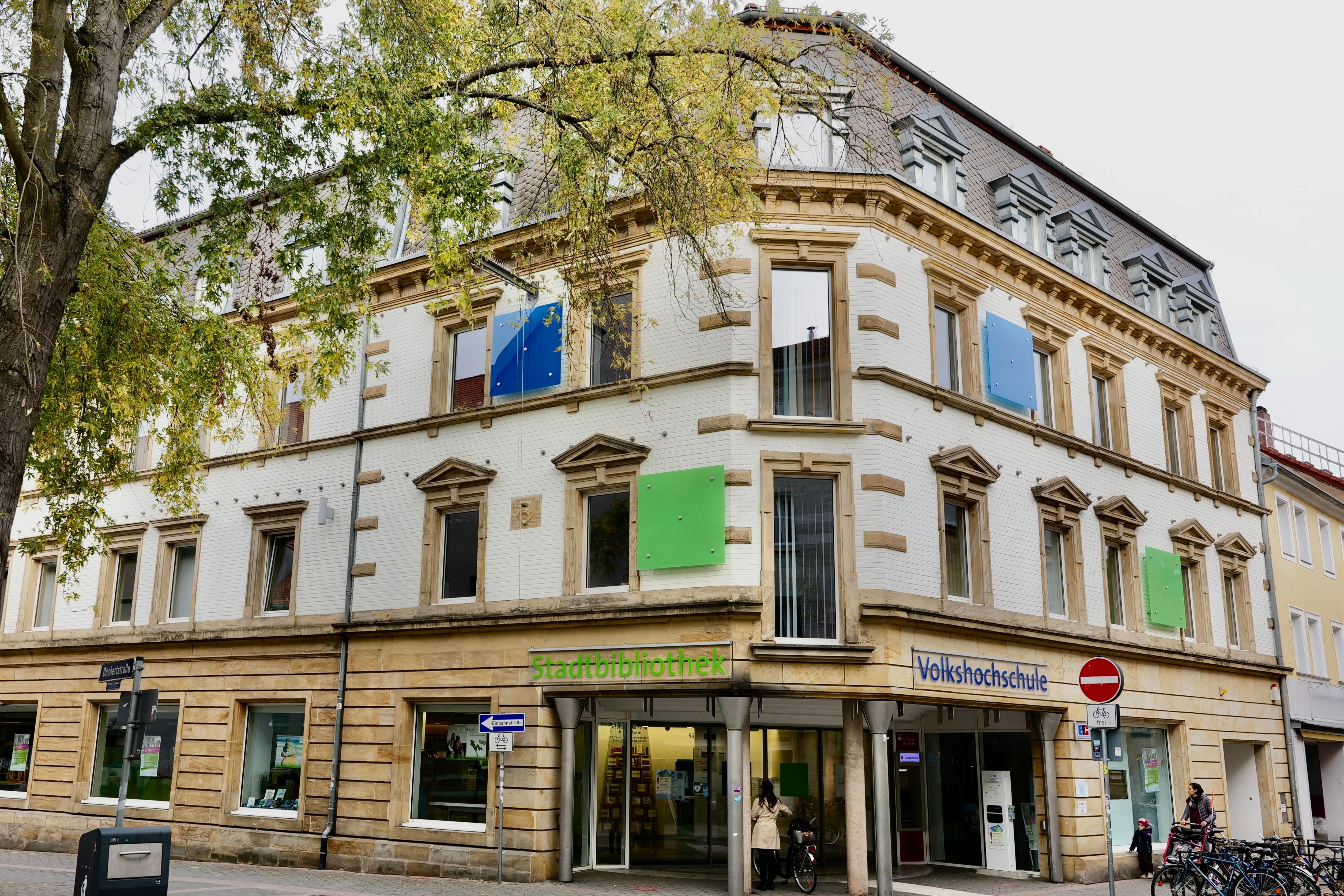 An einem Haus hängt ein Schild mit der Aufschrift "Stadtbibliothek".