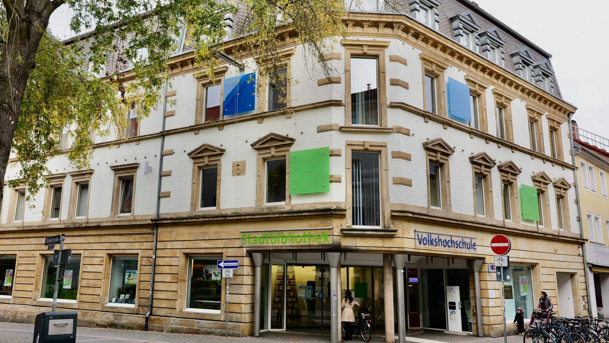 An einem Haus hängt ein Schild mit der Aufschrift "Stadtbibliothek".