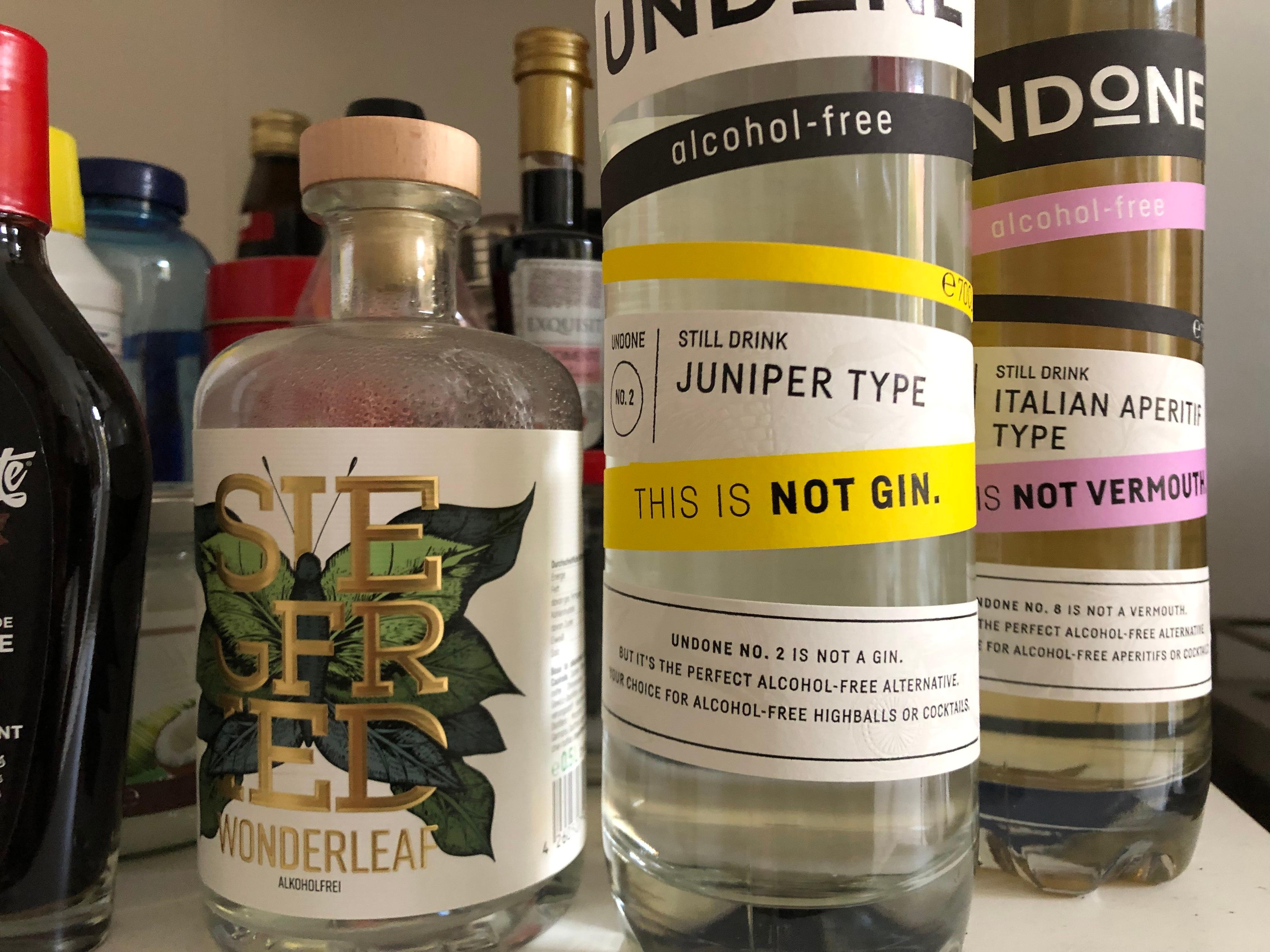 Eine Flasche "Wonderleaf" und alkoholfreier "Gin" der deutschen Marke Siegfried Rheinland Dry Gin
