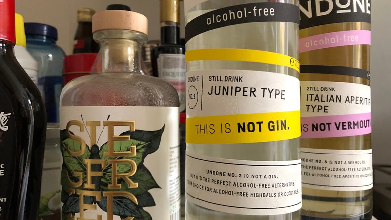 Eine Flasche "Wonderleaf" und alkoholfreier "Gin" der deutschen Marke Siegfried Rheinland Dry Gin