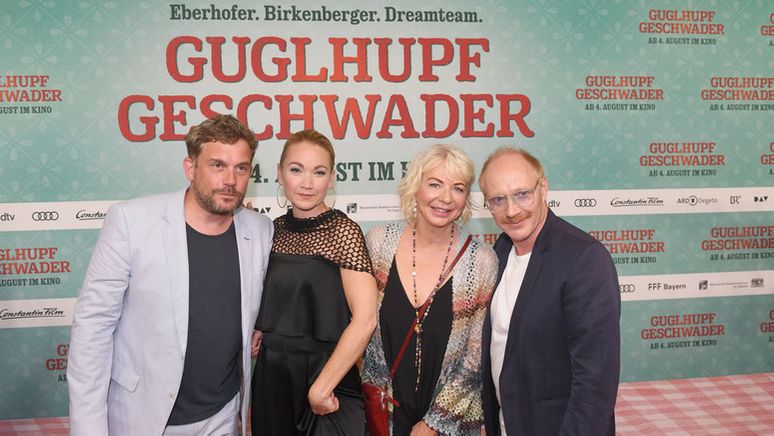 Autorin Rita Falk (zweite von rechts) mit den Schauspielern der Eberhofer-Krimis | Bild:dpa-Bildfunk/Felix Hörhager