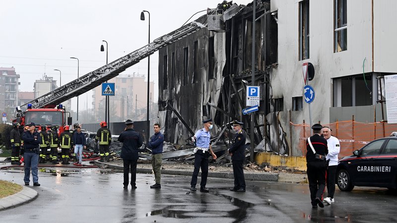 Kleinflugzeug in Gebäude in Mailand gestürzt
