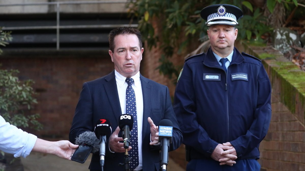 Paul Toole, stellvertretender Premierminister von New South Wales, und Polizeichef Scott Tanner bei einer Pressekonferenz zum Fall Strobel. 