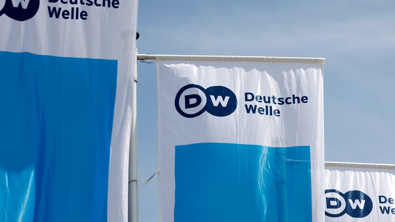 Fahnen mit dem Logo der Deutschen Welle (Symbolbild) | Bild: picture alliance / Panama Pictures | Christoph Hardt Fahnen mit dem Logo der Deutschen Welle (Symbolbild)