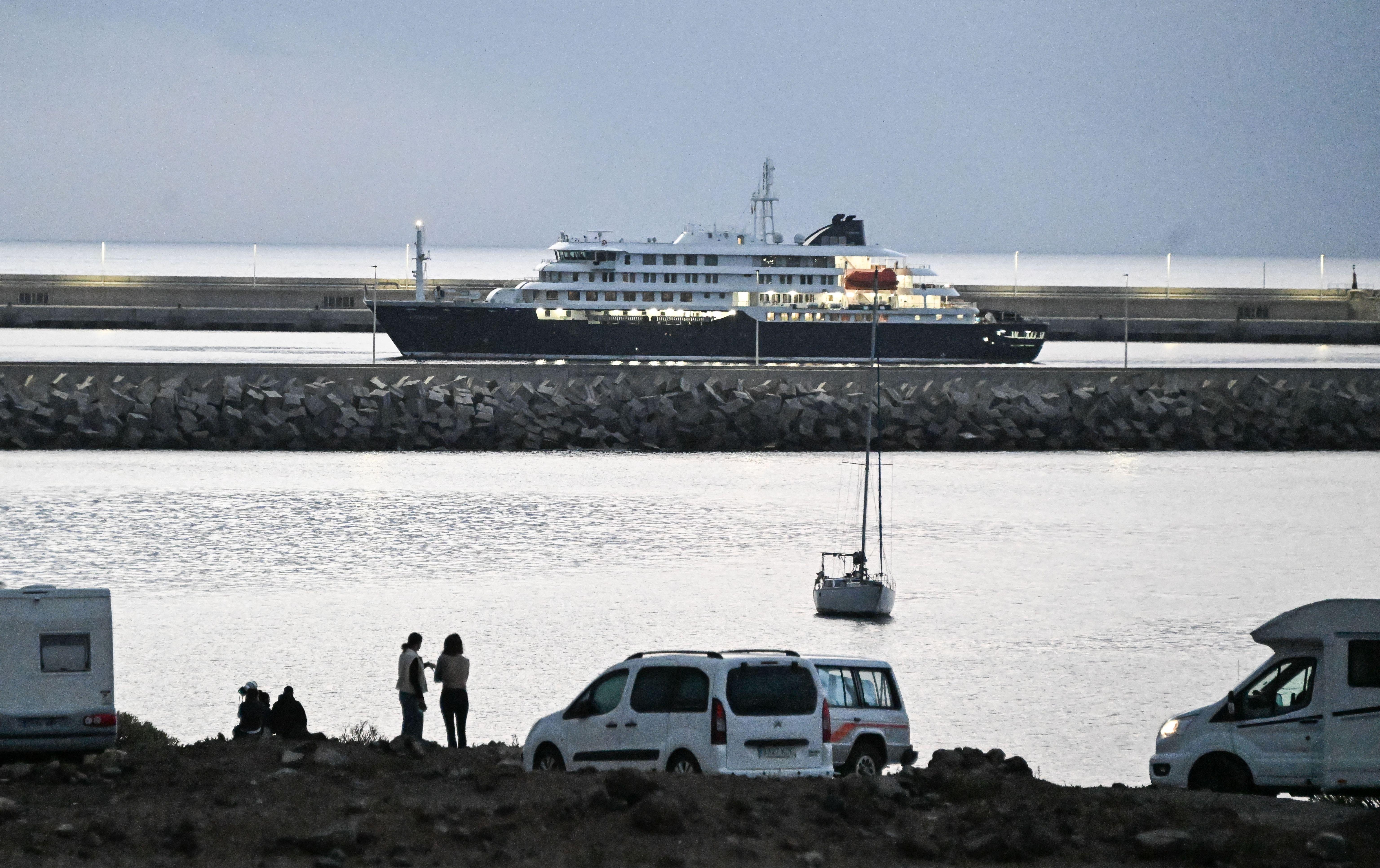 Das von einem Ausbruch des Hantavirus betroffene Kreuzfahrtschiff "MV Hondius" liegt im Hafen von Granadilla im Süden der spanischen Urlaubsinsel Teneriffa.