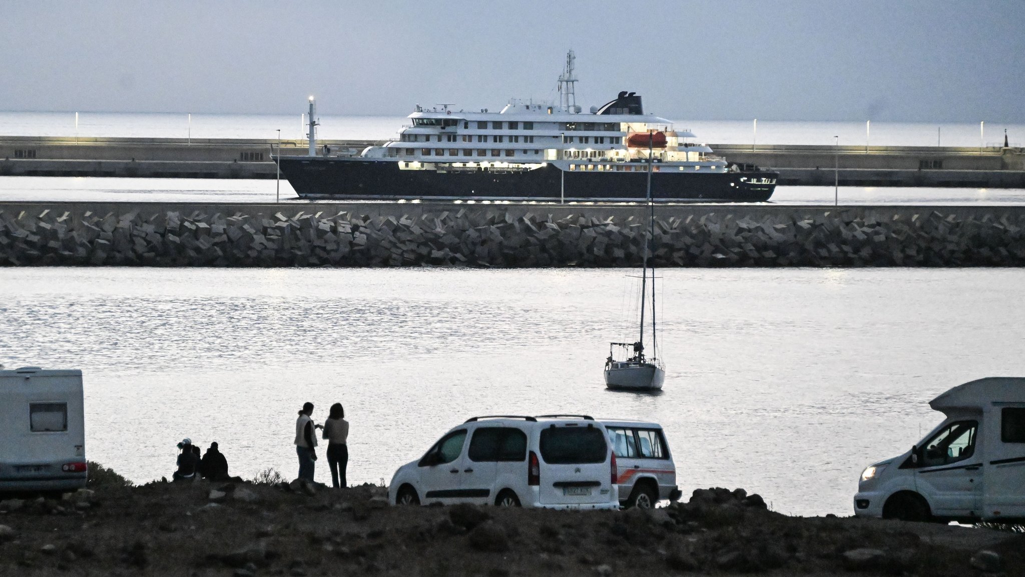 Das von einem Ausbruch des Hantavirus betroffene Kreuzfahrtschiff "MV Hondius" liegt im Hafen von Granadilla im Süden der spanischen Urlaubsinsel Teneriffa. | Bild: dpa-Bildfunk/Cheng Min Das von einem Ausbruch des Hantavirus betroffene Kreuzfahrtschiff "MV Hondius" liegt im Hafen von Granadilla im Süden der spanischen Urlaubsinsel Teneriffa.