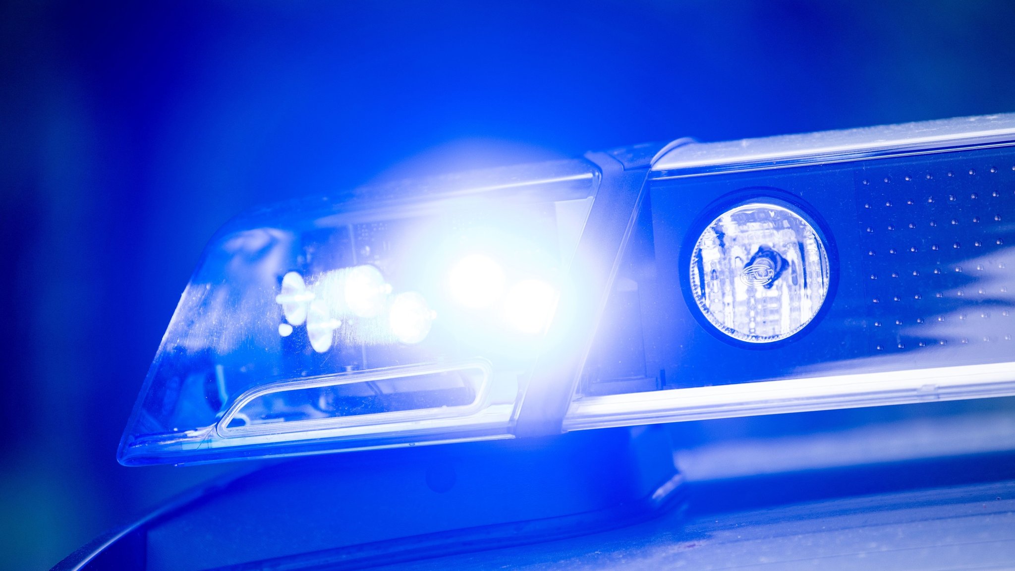 Blaulicht eines Polizeiautos (Symbolbild) | Bild: dpa-Bildfunk/Lino Mirgeler Blaulicht eines Polizeiautos (Symbolbild)