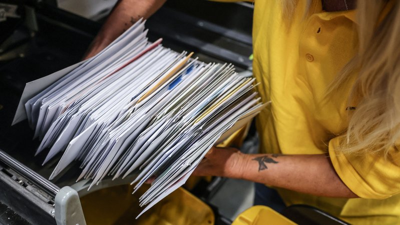 Eine Mitarbeiterin der Deutschen Post DHL sortiert Briefe im Briefverteilzentrum. | Bild: picture alliance/dpa | Oliver Berg Eine Mitarbeiterin der Deutschen Post DHL sortiert Briefe im Briefverteilzentrum.