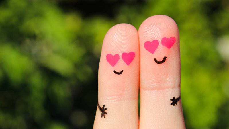 Zwei Finger, die als liebendes Pärchen gemalt sind: Studien zeigen, dass Männer mehr Wert auf Beziehungen legen - anders, als immer im Klischee gedacht | Bild: colourbox Zwei Finger, die als liebendes Pärchen gemalt sind: Studien zeigen, dass Männer mehr Wert auf Beziehungen legen - anders, als immer im Klischee gedacht