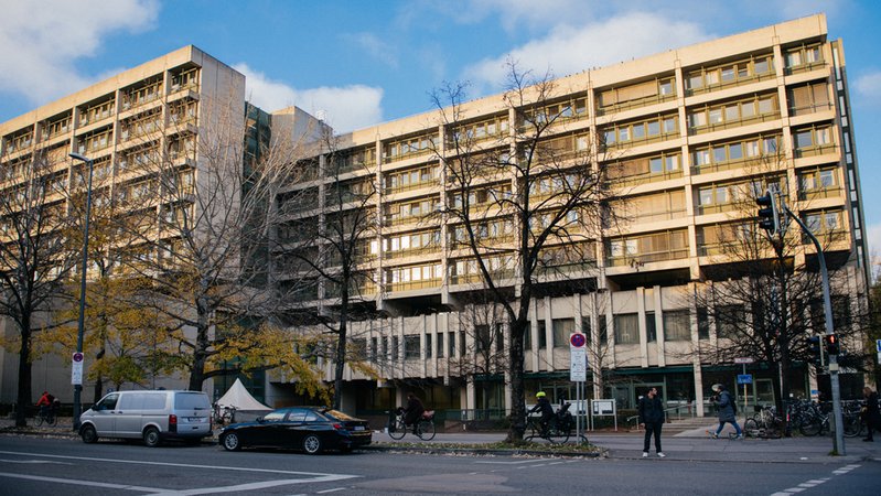 Die Front vom Gebäude des Strafjustizzentrums München. | Bild: BR/Julia Müller Die Front vom Gebäude des Strafjustizzentrums München.