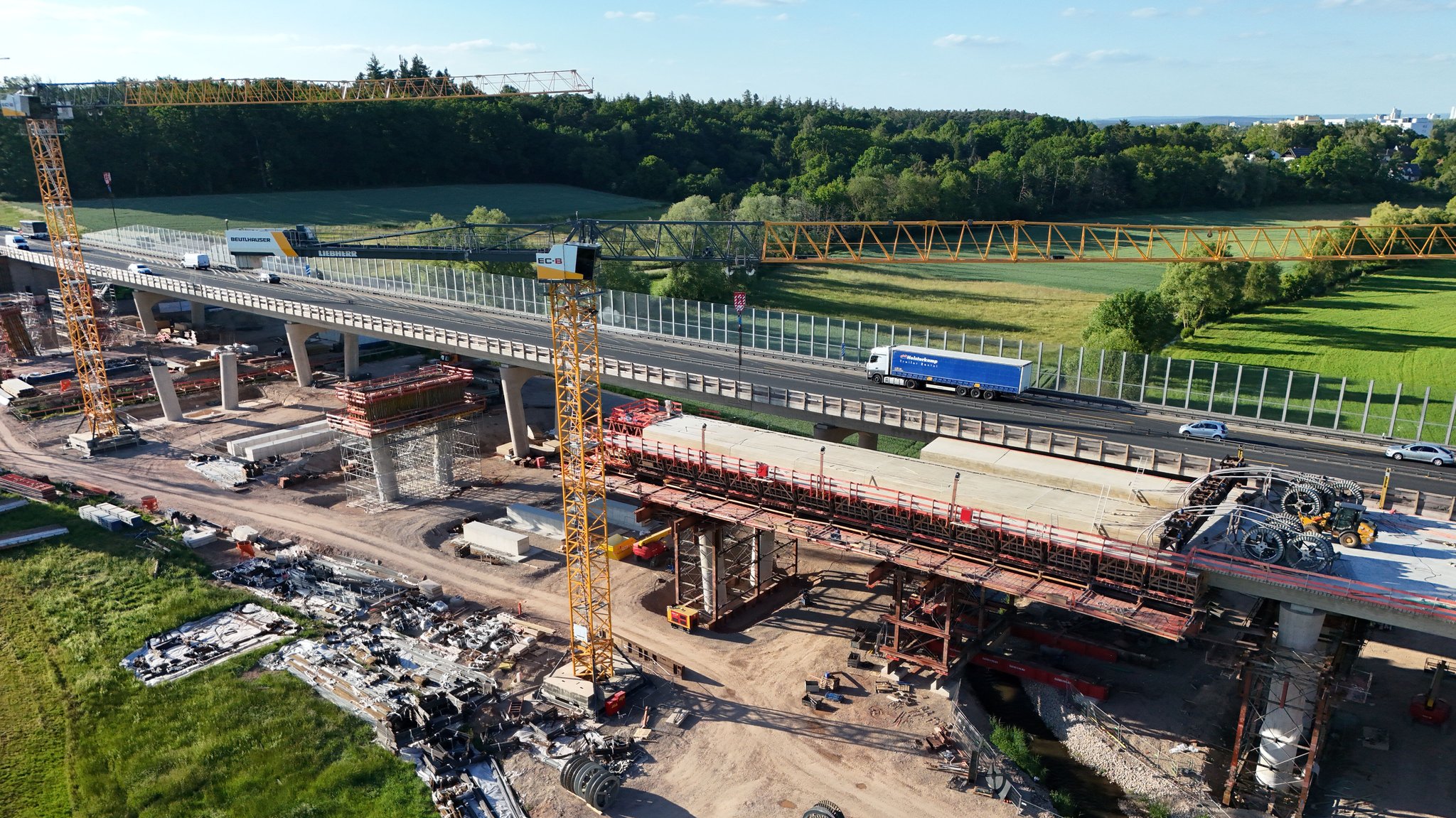 Brückenbaustelle auf der A3 bei Erlangen | Bild: picture alliance / SvenSimon | Frank Hoermann/SVEN SIMON Brückenbaustelle auf der A3 bei Erlangen