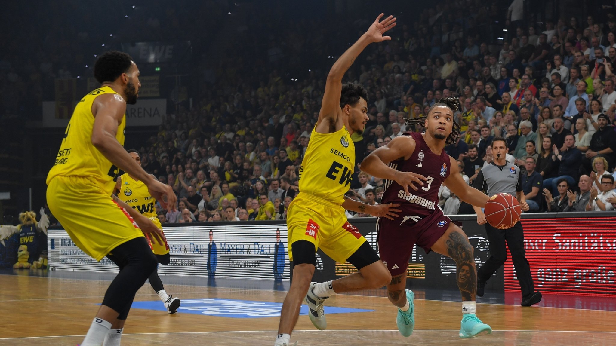 Spielszene EWE Baskets Oldenburg - FC Bayern Basketball