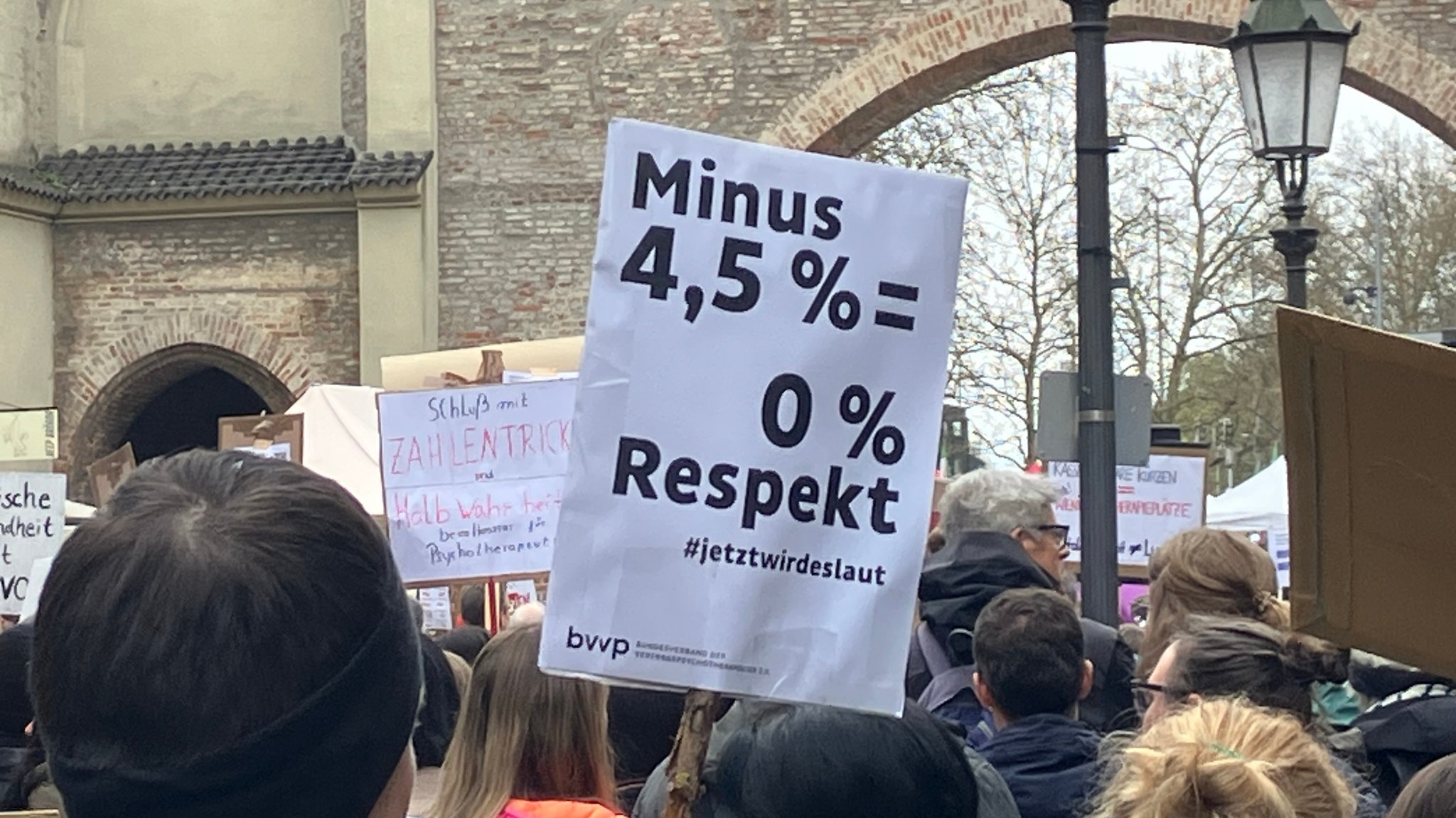 Ein Plakat auf einer Psychotherapeuten-Demonstration am Sendlinger Tor in München