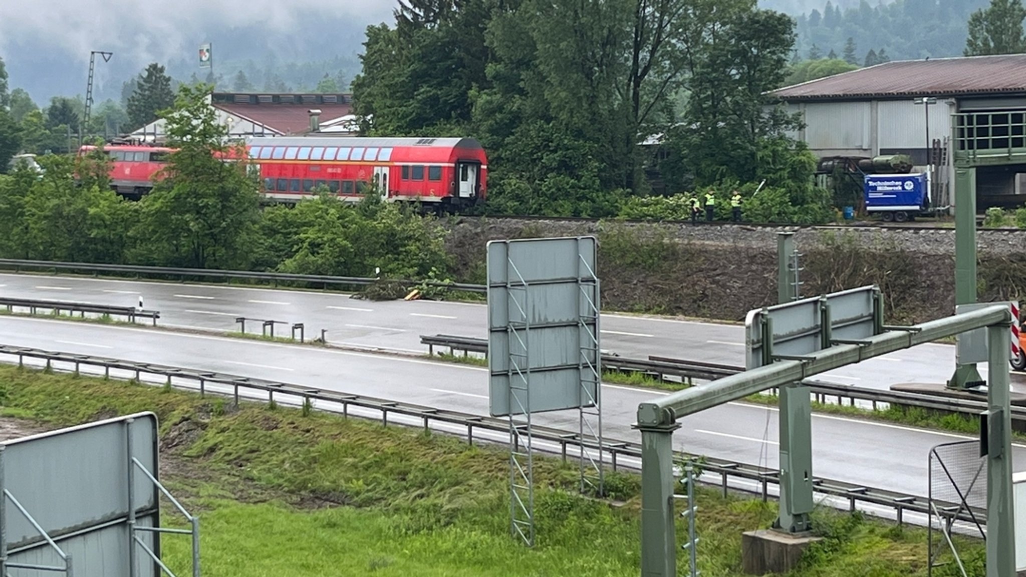 Nach dem Zugunglück 2022 steht noch Waggons auf den Gleisen.