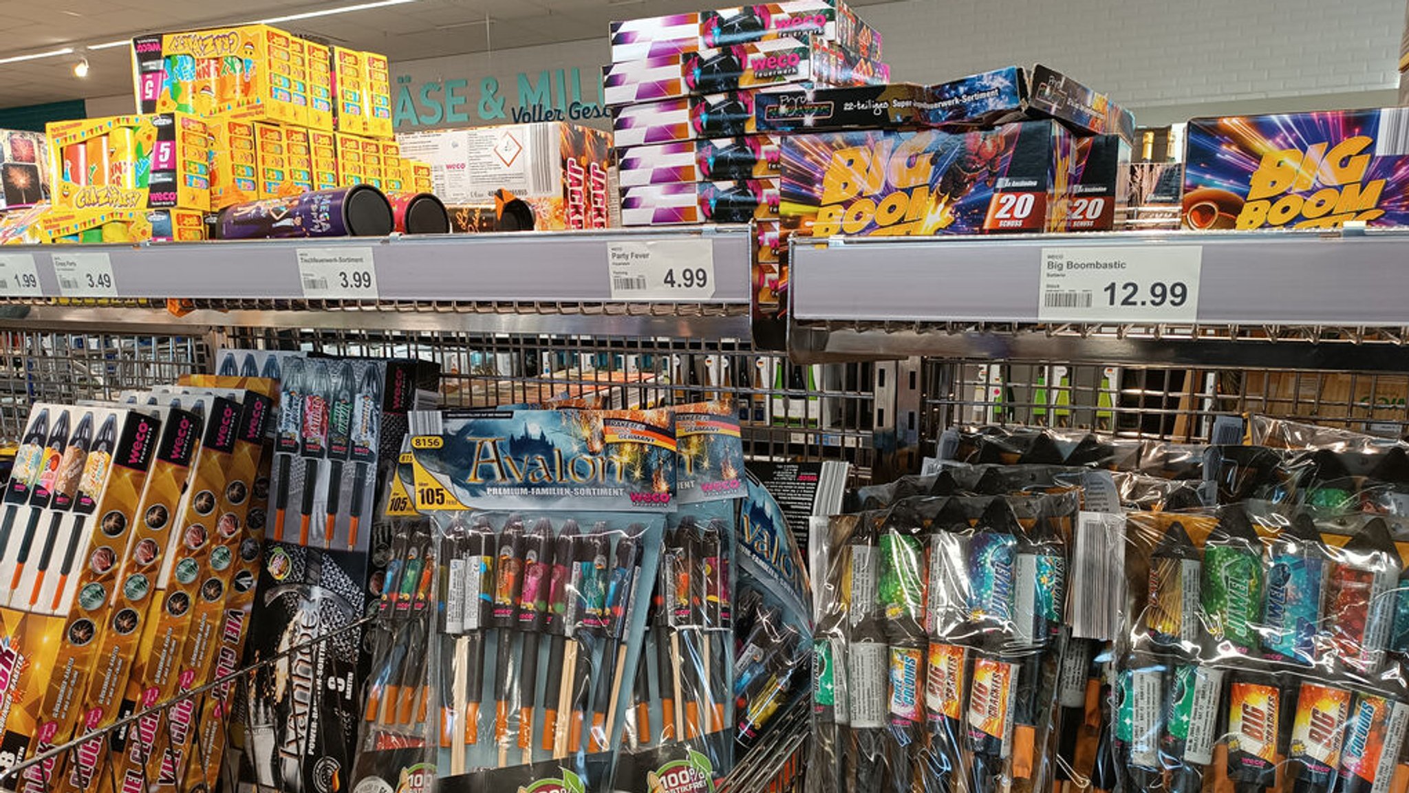 Regal voller Feuerwerkskörper