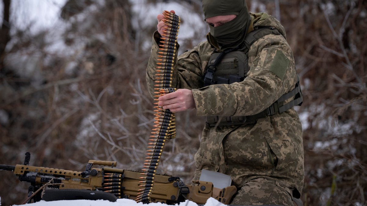 Ein Soldat des pro-ukrainischen, russischstämmigen Sibirischen Bataillons nimmt an einer Militärübung teil. 