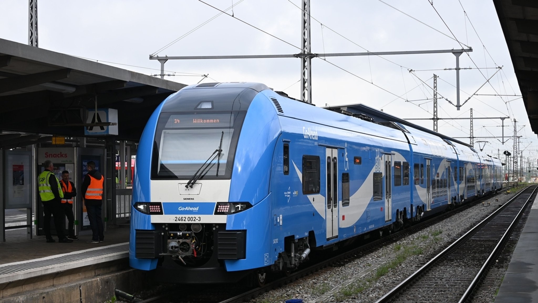 Ein Zug von Go-Ahead steht auf einem Bahnhof (Symbolbild)