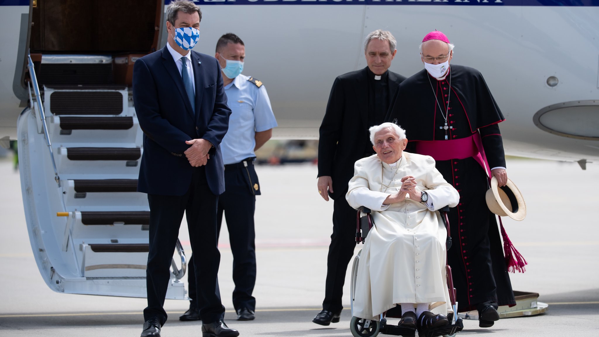 Der emeritierte Papst Benedikt XVI. wurde vom bayerischen Ministerpräsidenten Marcus Söder mit bayerischen Spezialitäten verabschiedet.