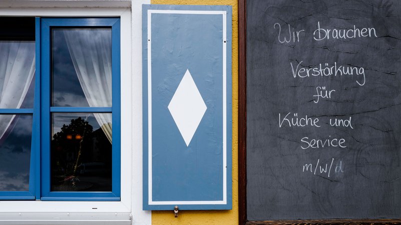 In der Gastronomie herrscht Fachkräftemangel (Symbolbild). | Bild: picture alliance / SZ Photo | Alessandra Schellnegger In der Gastronomie herrscht Fachkräftemangel (Symbolbild).