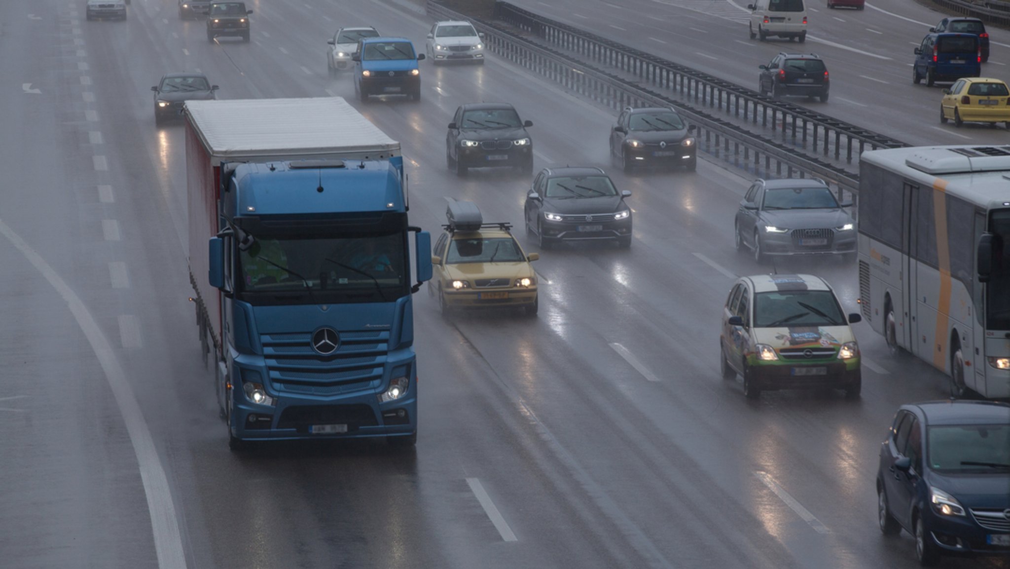 Fließender Verkehr bei Regen und Nässe auf der Autobahn A9 Richtung Nürnberg im Winter.