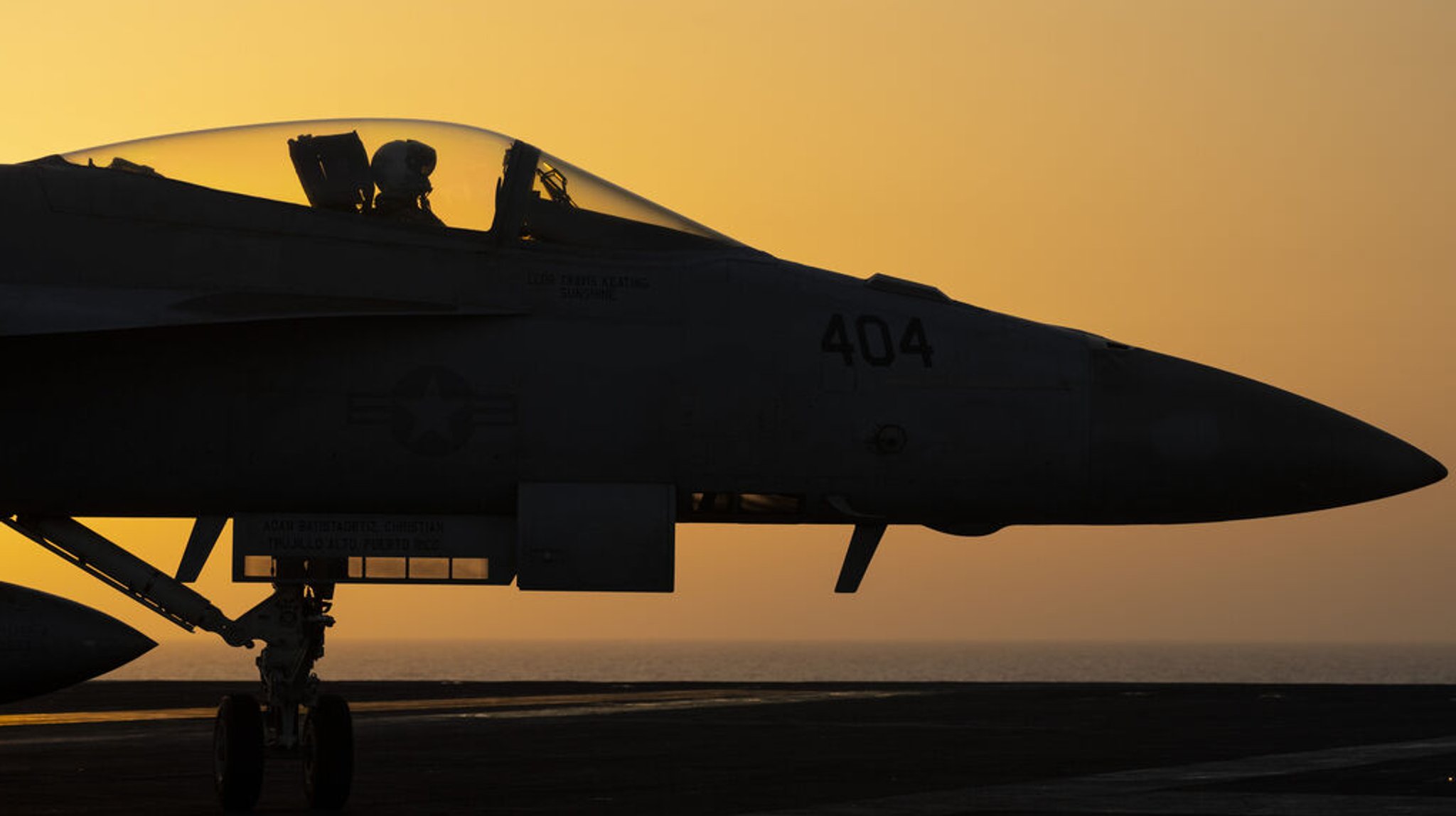 Ein Kampfjet manövriert auf dem Deck des Flugzeugträgers USS Dwight D. Eisenhower im Roten Meer.