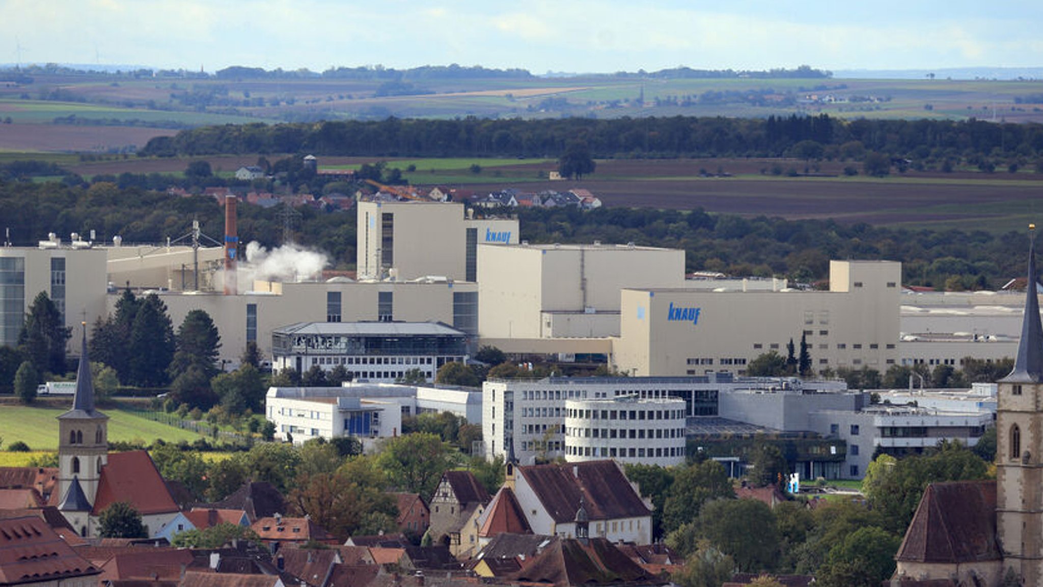 PRODUKTION - 01.10.2024, Bayern, Iphofen: Der Sitz der Knauf-Gruppe im unterfränkischen Iphofen. (zu dpa: «Dokumente zu geplantem Gips-Bergwerk werden erneut ausgelegt») Foto: Karl-Josef Hildenbrand/dpa +++ dpa-Bildfunk +++ | Bild: dpa-Bildfunk/Karl-Josef Hildenbrand PRODUKTION - 01.10.2024, Bayern, Iphofen: Der Sitz der Knauf-Gruppe im unterfränkischen Iphofen. (zu dpa: «Dokumente zu geplantem Gips-Bergwerk werden erneut ausgelegt») Foto: Karl-Josef Hildenbrand/dpa +++ dpa-Bildfunk +++