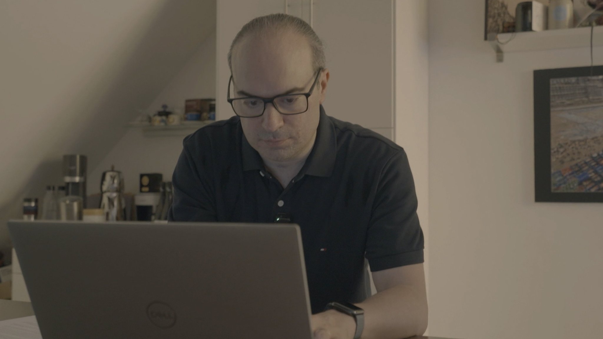 Yavuz Gürcan vor seinem Laptop.