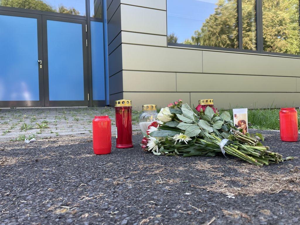 09.09.2023, Lohr am Main - Einen Tag nachdem ein 14-Jähriger in Lohr am Main im Landkreis Main-Spessart tot aufgefunden wurde, ist die Trauer vor Ort groß. Hinter dem Schulzentrum, neben dem der Jugendliche gefunden wurde, legen Passanten Kerzen und Blumen nieder.