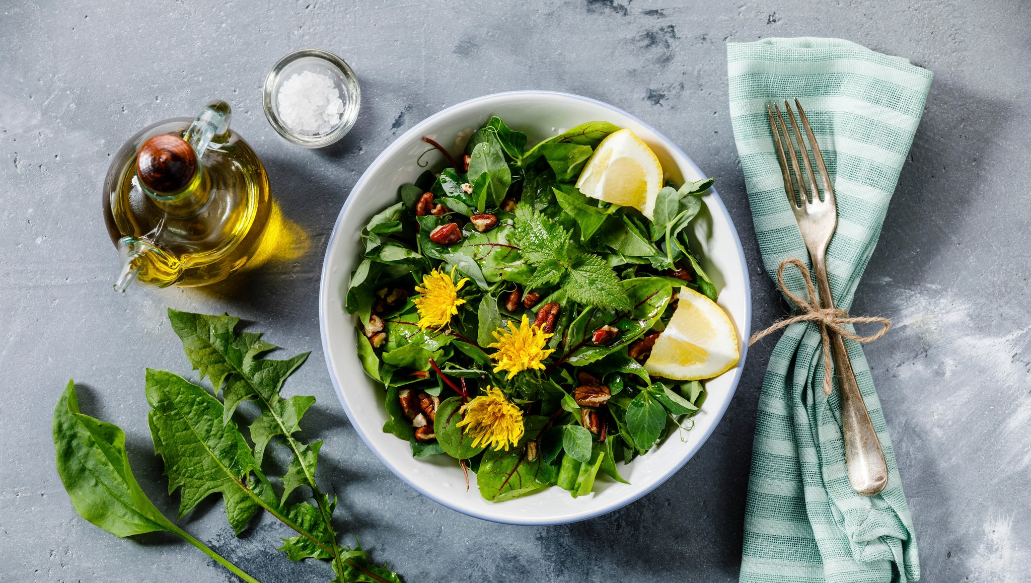 Salat mit Nesselblättern und Löwenzahn: Biohacker achten sehr auf ihre Ernährung