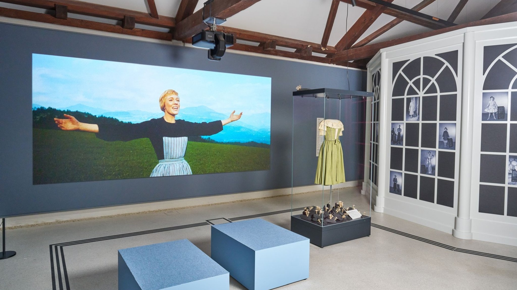 Im Foyer des neuen Museums läuft die Einstiegsszene des Hollywood-Klassikers in Dauerschleife. Daneben: ein Original-Kostüm aus dem Film. | Bild: Pressekonferenz Salzburg Museum – Sound of Music Salzburg Im Foyer des neuen Museums läuft die Einstiegsszene des Hollywood-Klassikers in Dauerschleife. Daneben: ein Original-Kostüm aus dem Film.