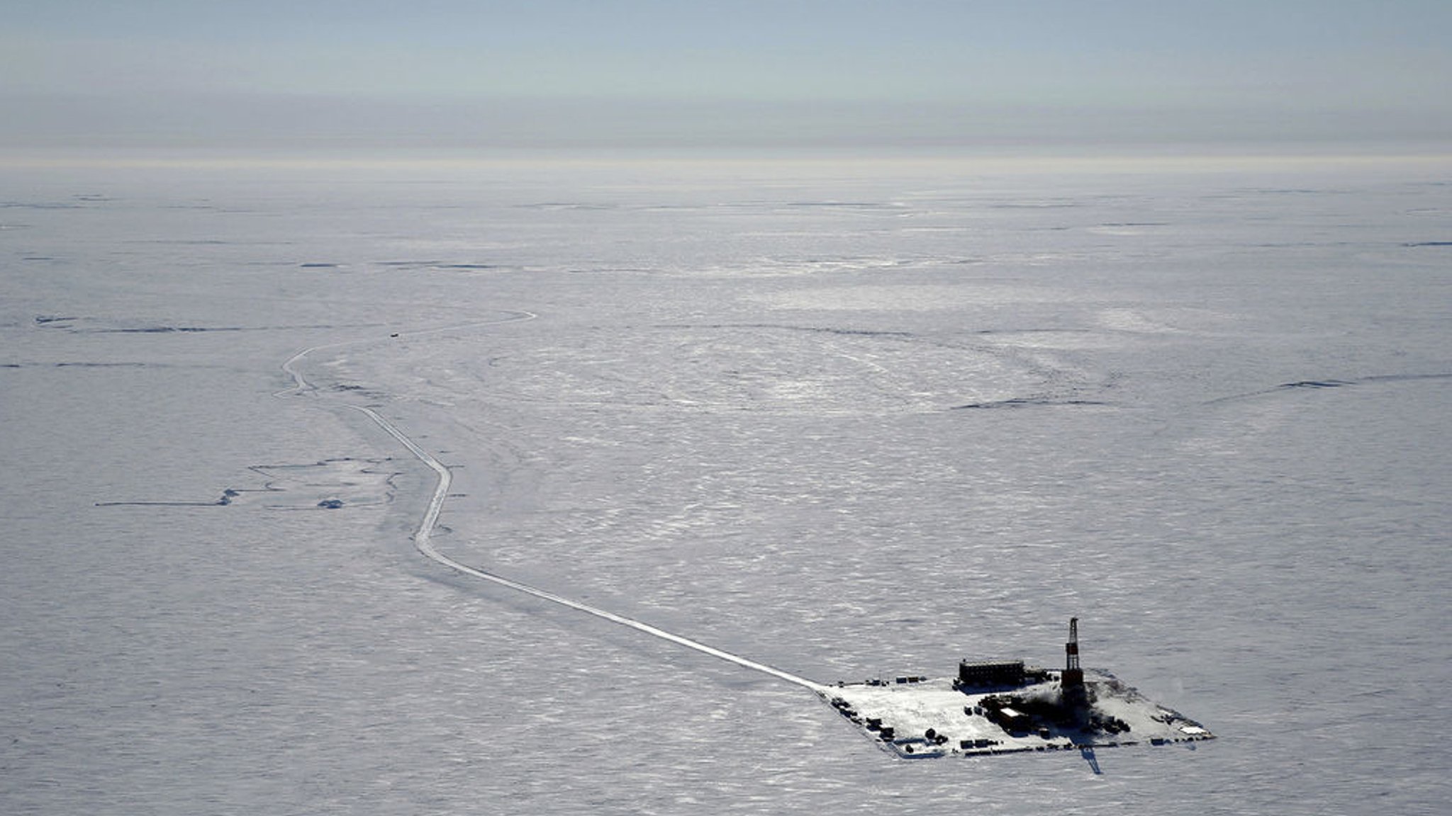 Die US-Regierung hat ein umstrittenes Ölbohrprojekt des Energiekonzerns ConocoPhillips in Alaska genehmigt. Auf staatlichem Gebiet sollen in den kommenden Jahrzehnten rund 600 Millionen Barrel Öl gefördert werden.