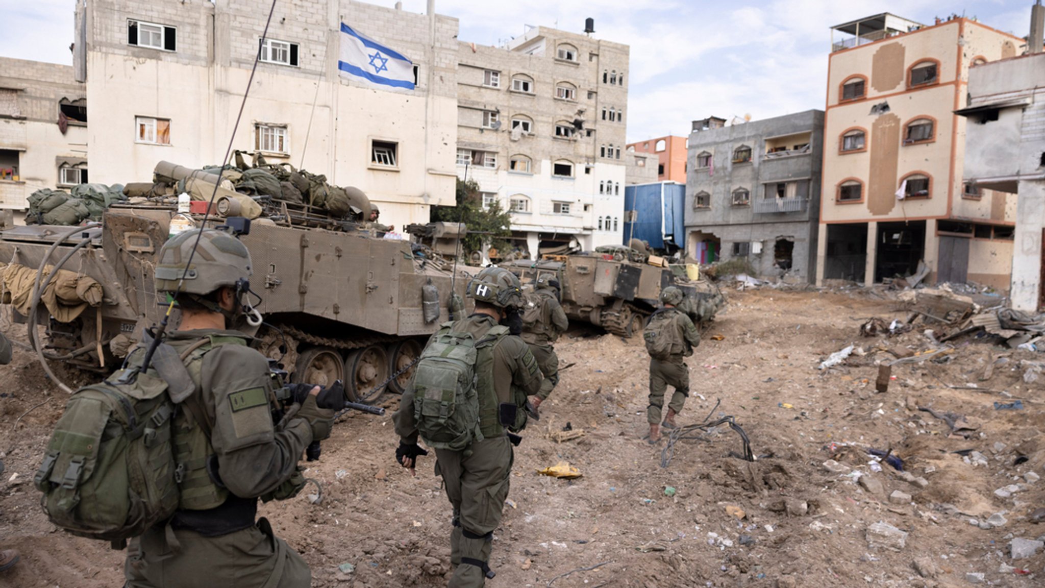 Demnach seien die getöteten Männer mehrere Dutzend Meter entfernt von den Truppen aus einem Gebäude gekommen, wie ein Vertreter des israelischen Militärs mitteilte. Dabei hätten sie keine Hemden getragen, einer habe einen Stock mit einem weißen Stück Stoff in der Hand gehalten. Ein Soldat habe sich den Angaben nach bedroht gefühlt und das Feuer eröffnet.