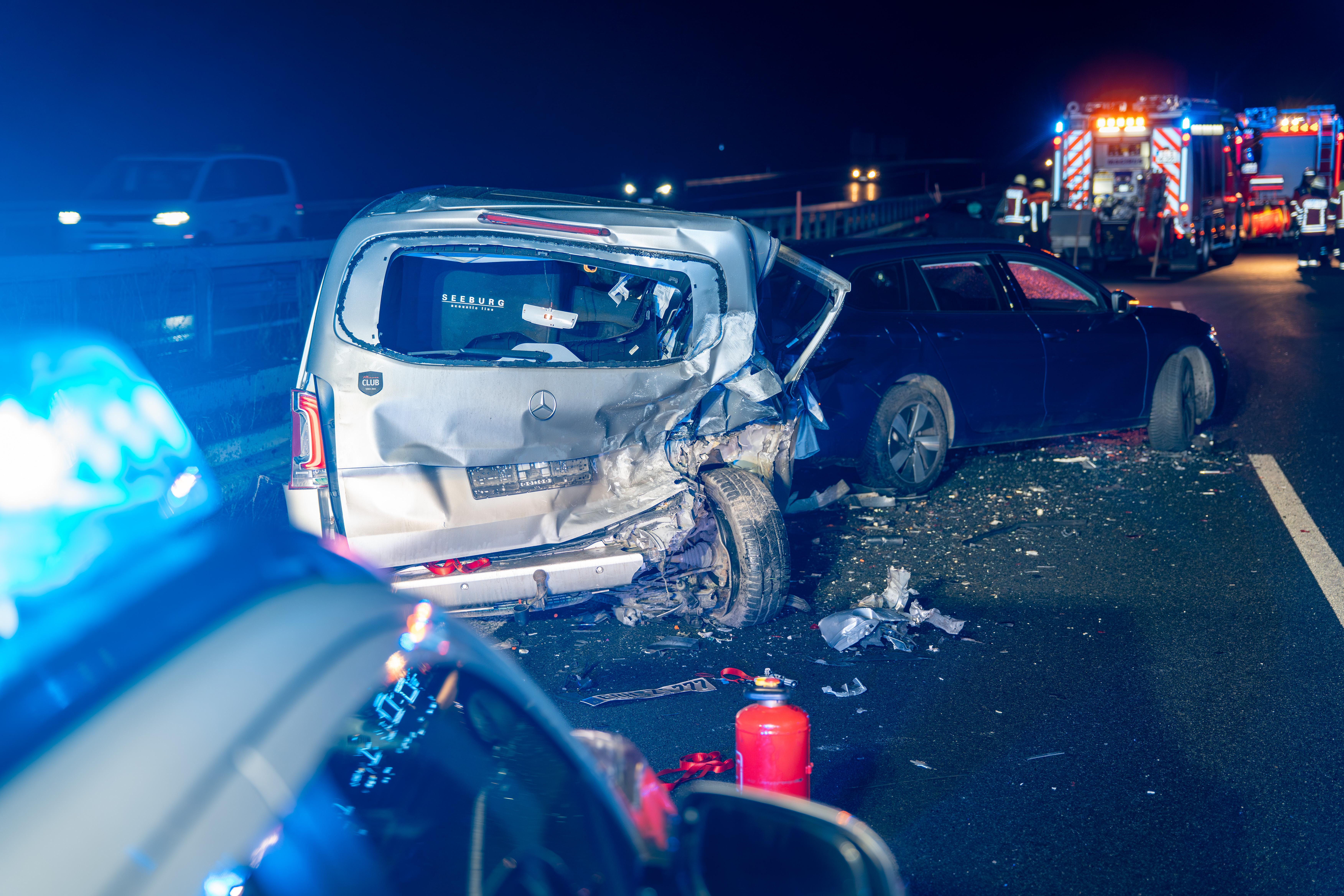 Sieben Verletzte bei schwerem Unfall auf A9