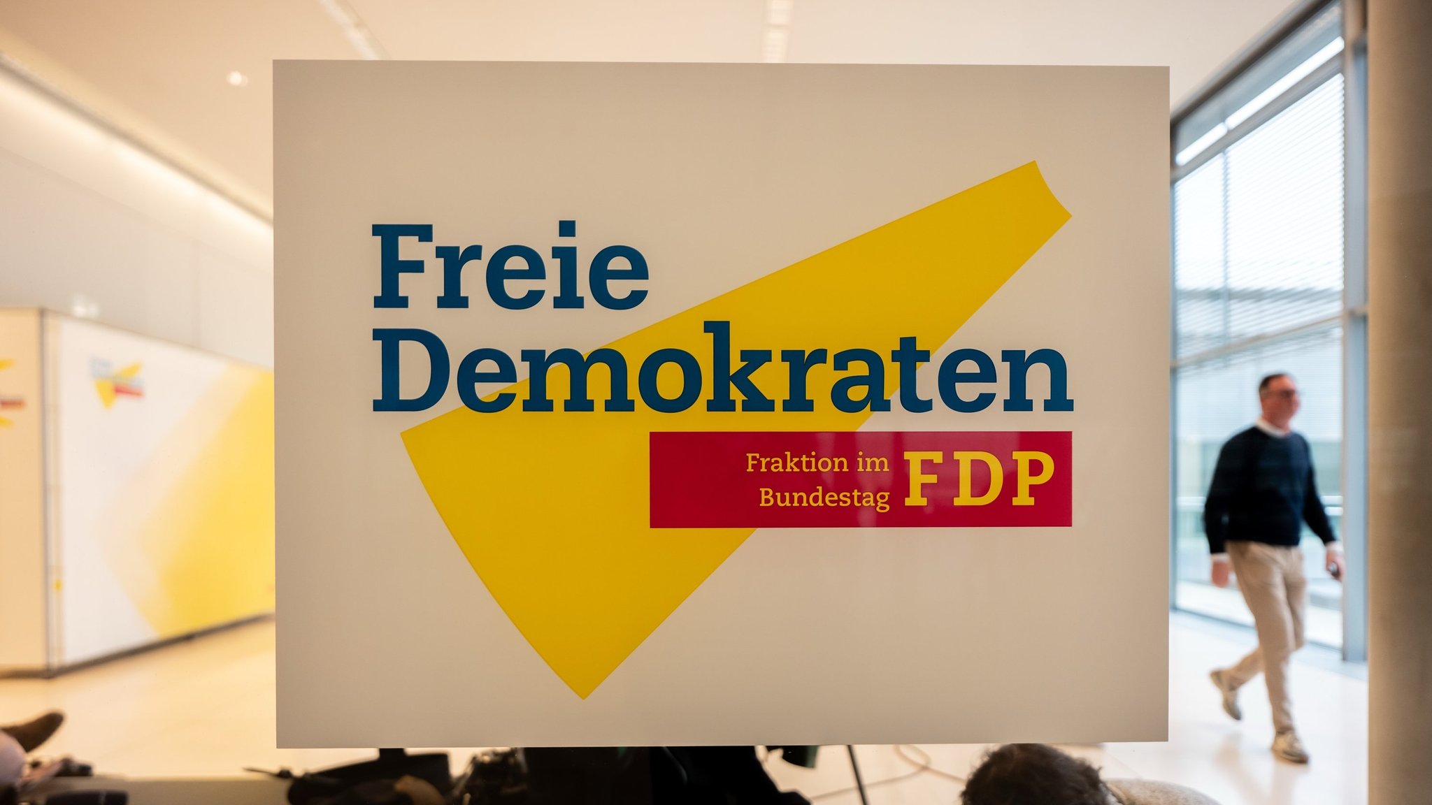 Die FDP muss den Bundestag verlassen und mit ihr mehrere hundert Mitarbeiter. Die Fraktion bemüht sich nach BR -Recherchen, ihr Personal zu vermitteln – vor allem in große Wirtschaftsverbände. Experten von LobbyControl sehen das kritisch.