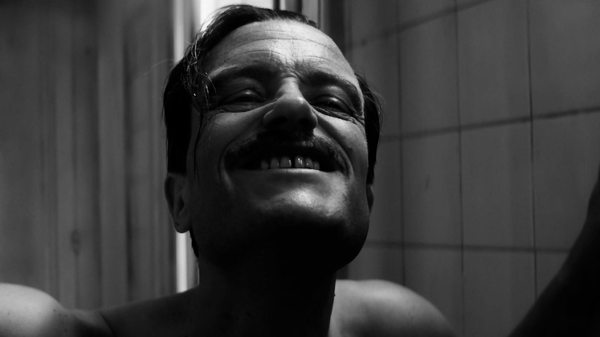 Der gealterte Auschwitz-Artz gespielt von August Diehl im aktuellen Film "Das Verschwinden des Josef Mengele".