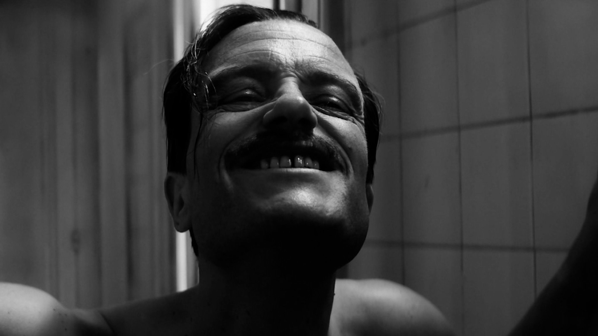 Der gealterte Auschwitz-Artz gespielt von August Diehl im aktuellen Film "Das Verschwinden des Josef Mengele".