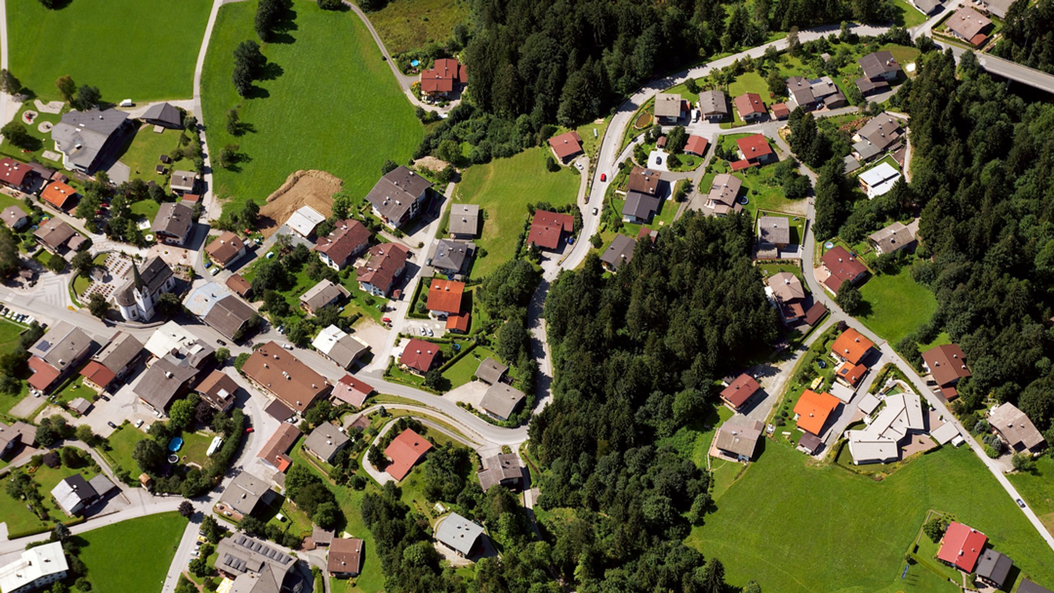 Luftaufnahme eines bayerischen Dorfes.