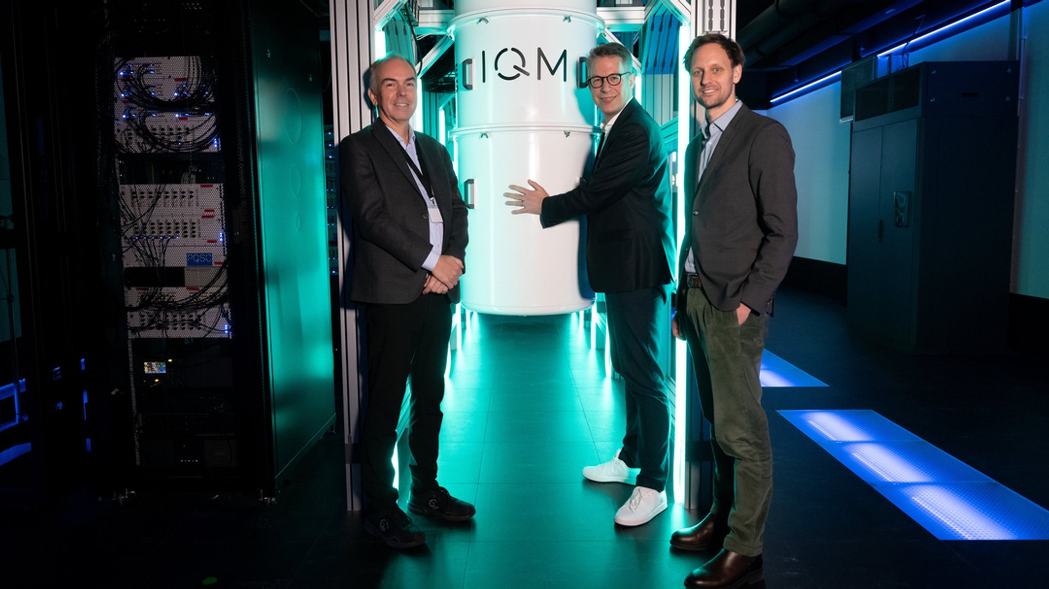 Dieter Kranzlmüller (l), Direktor des Leibniz-Rechenzentrums, Markus Blume (CSU), Wissenschaftsminister von Bayern, und Jan Goetz, CEO von IQM.