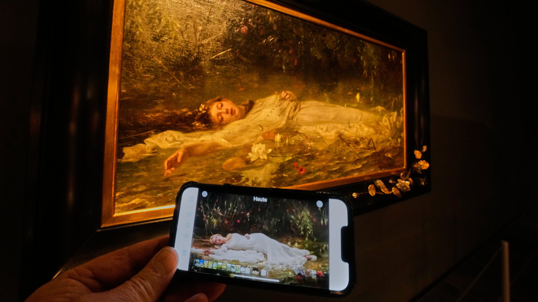 Das Original-Gemälde im Museum Wiesbaden mit einem Ausschnitt des Videos auf einem Handydisplay