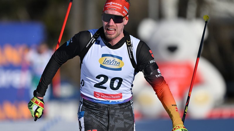 19.02.2025, Schweiz, Lenzerheide: Biathlon: Weltmeisterschaft, Einzel 20 km, Herren, Johannes Kühn aus Deutschland läuft auf der Strecke. | Bild: dpa-Bildfunk/Martin Schutt 19.02.2025, Schweiz, Lenzerheide: Biathlon: Weltmeisterschaft, Einzel 20 km, Herren, Johannes Kühn aus Deutschland läuft auf der Strecke.