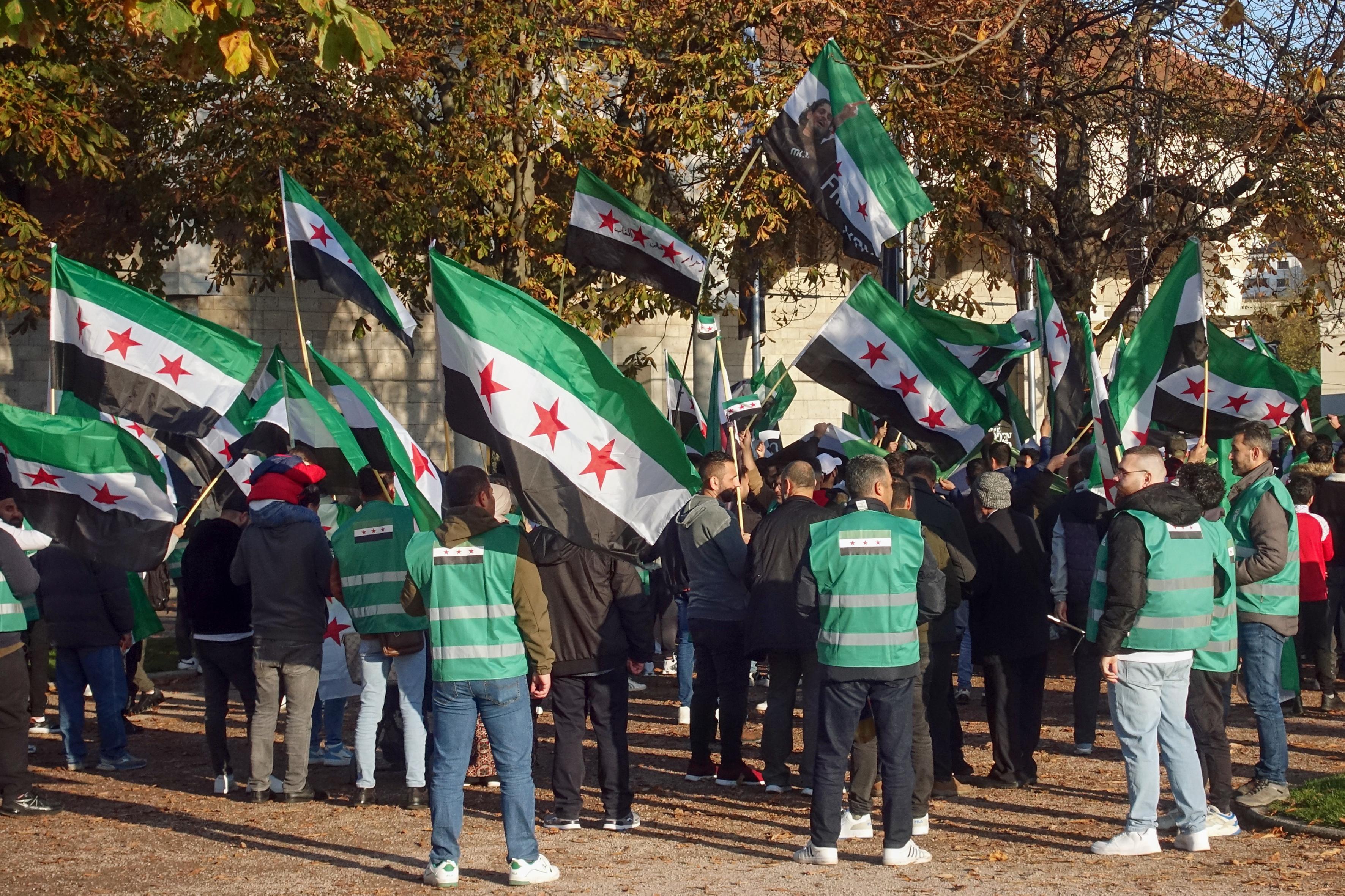 Menschen demonstrieren in Stuttgart gegen das syrische Regime (November 2024)
